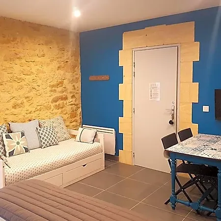 Le Clos De La Caneda Bed and Breakfast 4*